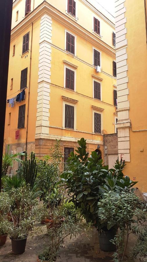 Lovely Apartment In Testaccio, Рим Екстериор снимка